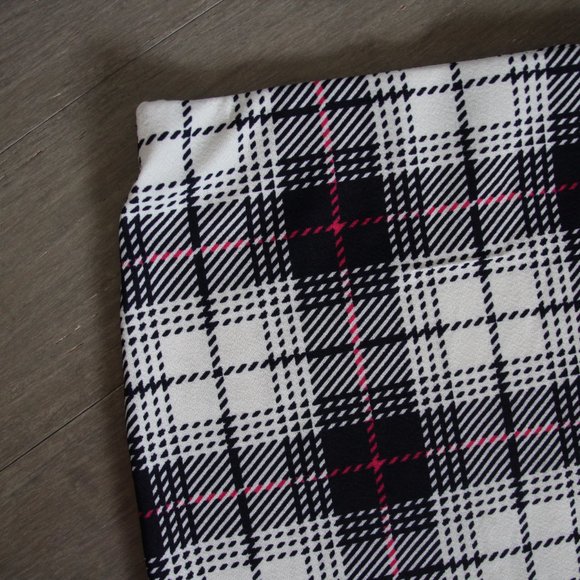 ✨NWOT✨ TEM Plaid Pencil Skirt - Picture 3 of 5